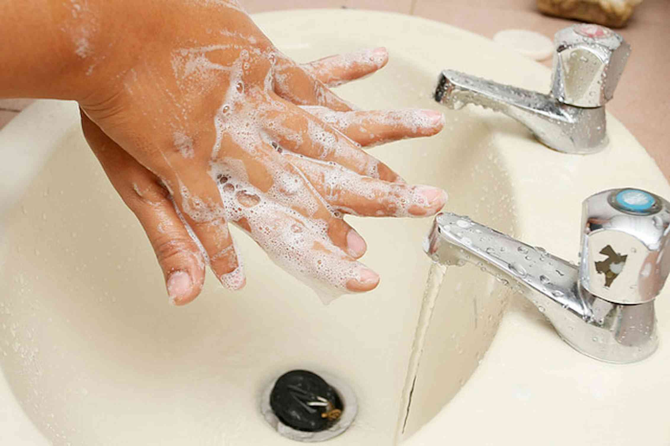 Можно помыть руки. Мытье рук с мылом. Мыло для рук. Моем руки с мылом. Вымыть руки с мылом под проточной водой.