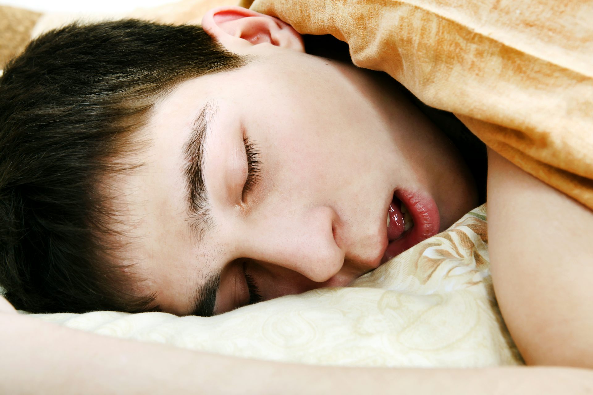 Подросток спит в кровати