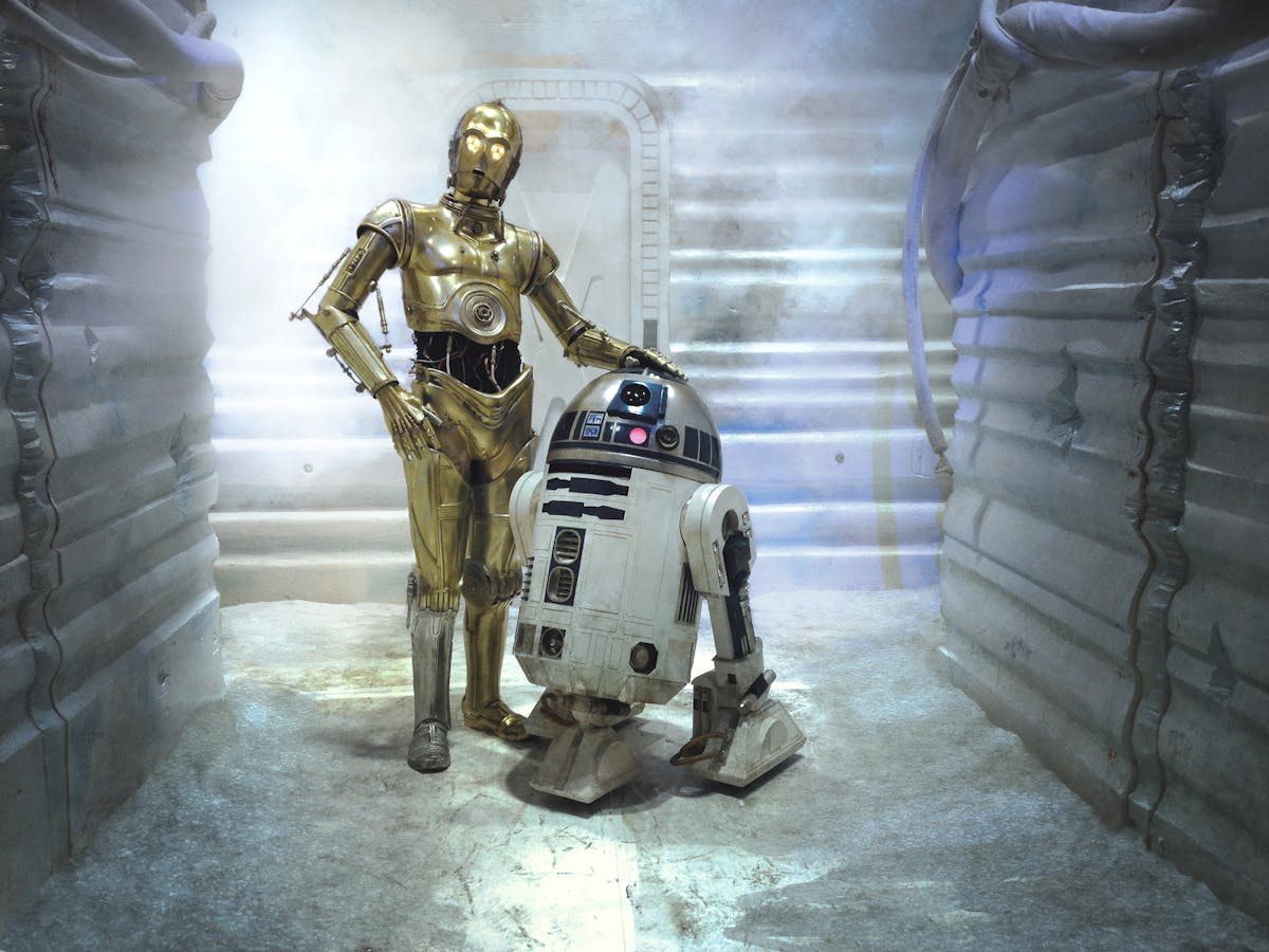 zwart naast ik ben gelukkig How long until we can build R2-D2 and C-3PO?