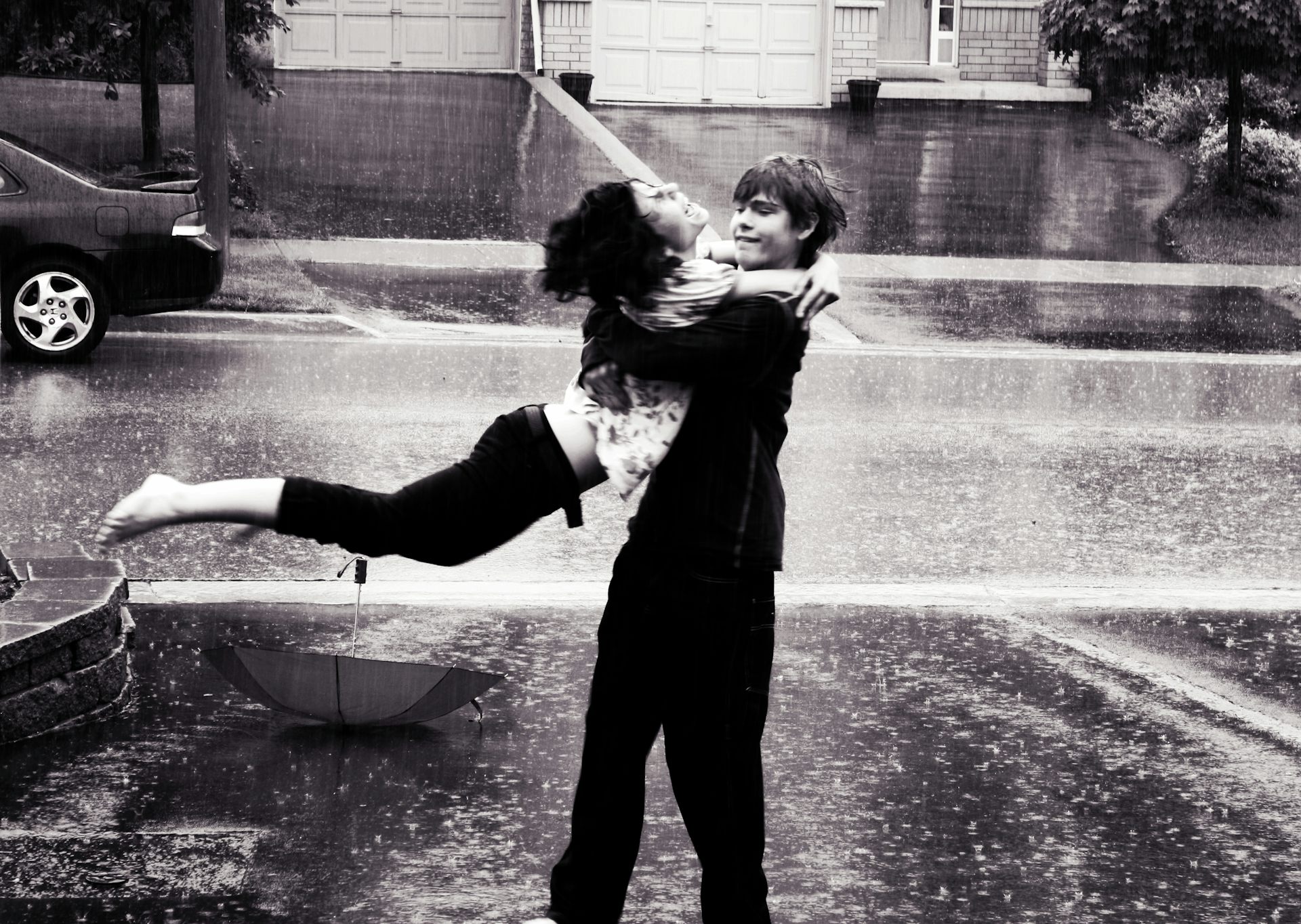 Пара танцует под дождем