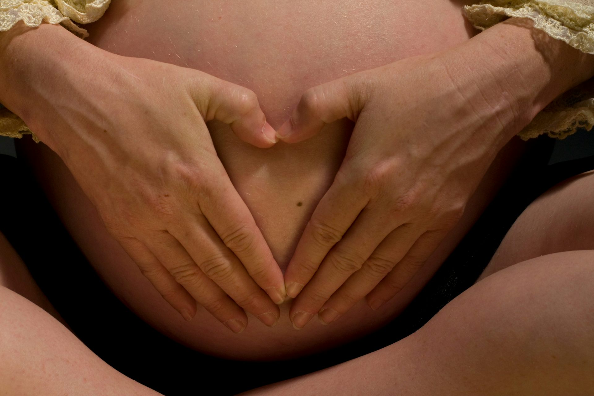 Разрезание живота беременной
