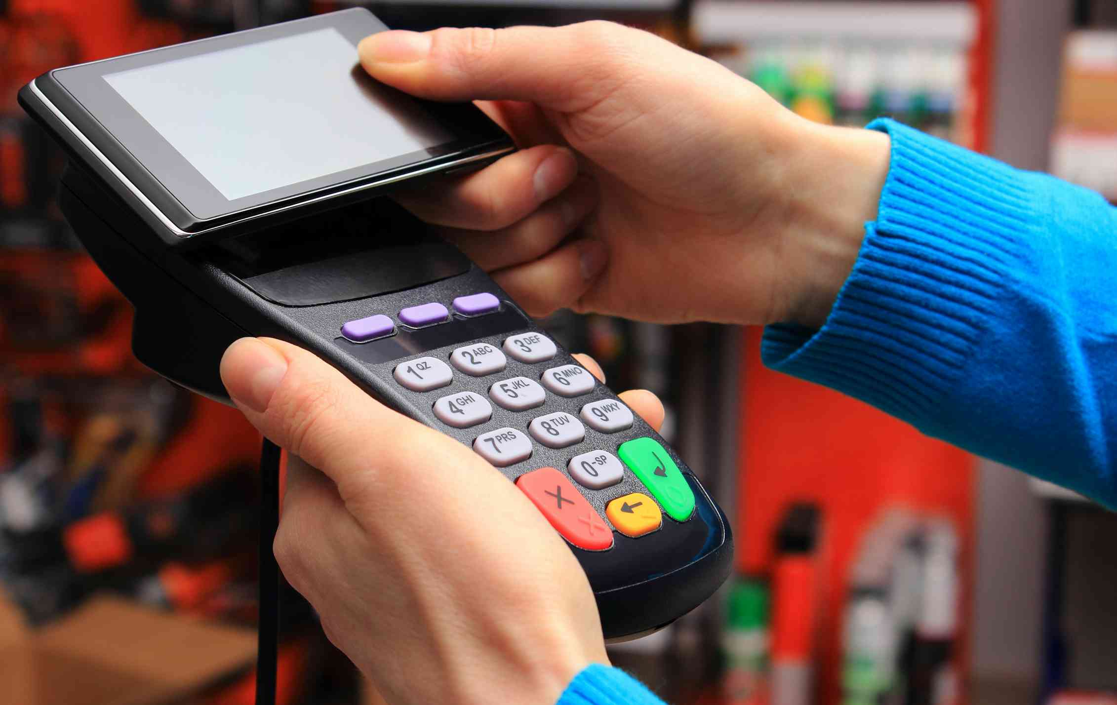 Какими телефонами можно расплатиться. Платежный терминал NFC. Оплата с помощью NFC технологий. Pay фото. Mobile Phone swiping Subway.