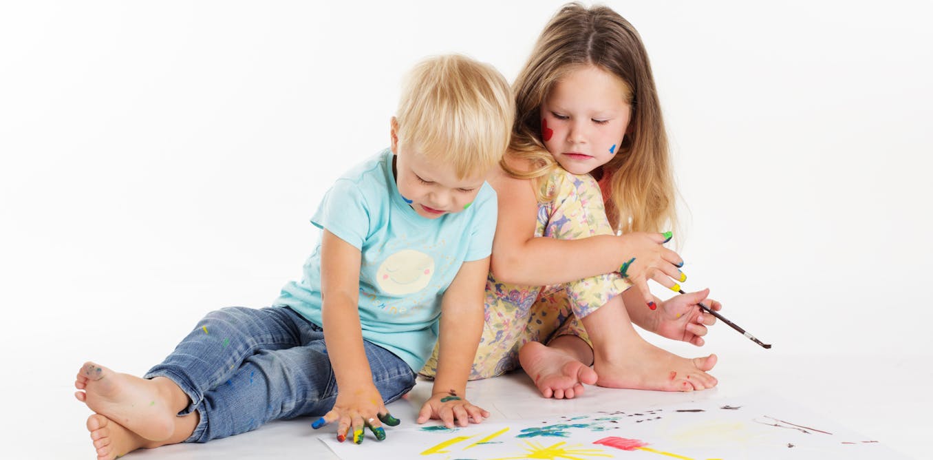 Два ребенка рисуют