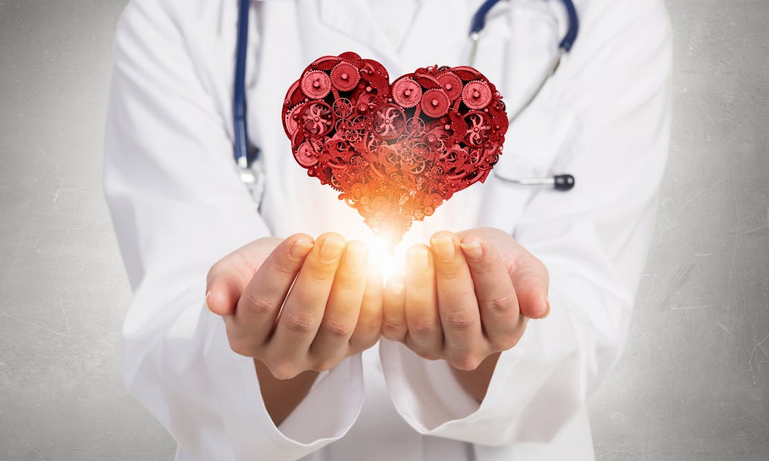 Сердце человека и доктор. Сердце в руках медика. Врач с сердечком в руках. Доктор с сердцем в руках. Врач держит сердце в руках.