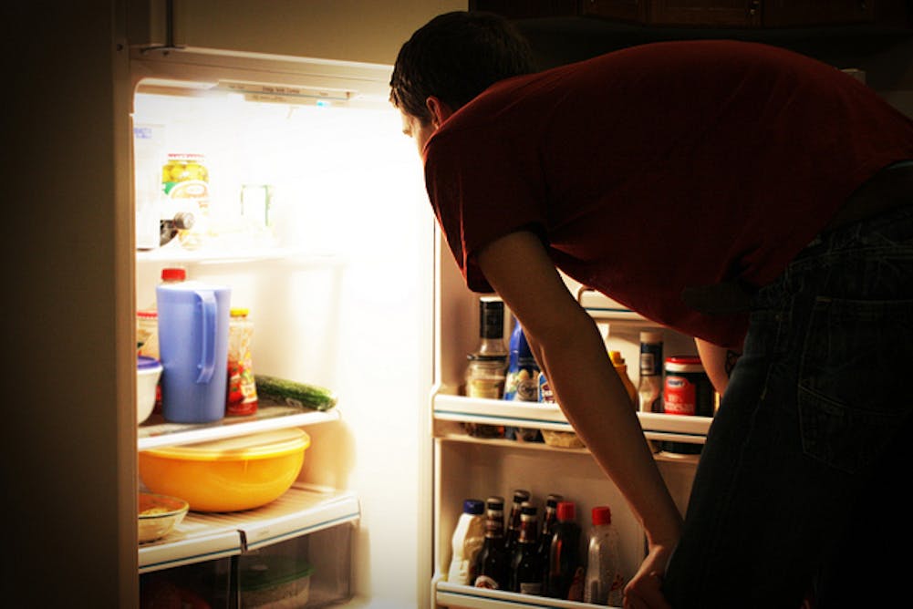 Из холодильника вынули закрытую крышкой. Холодильник с едой. Холодильник ночью. Заглядывает в холодильник. Мужик около холодильника.