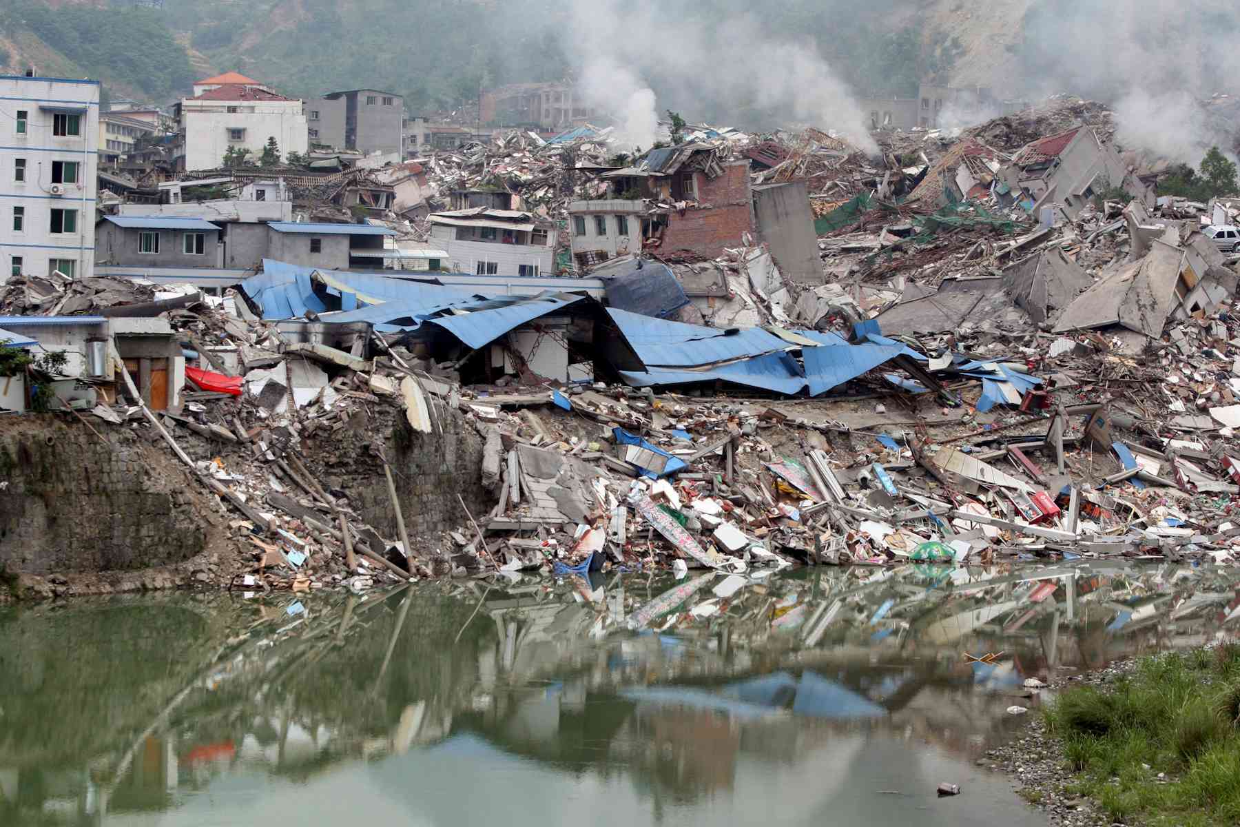 Небольшие землетрясения. Сычуаньское землетрясение 2008. Землетрясение картинки. Наведенные землетрясения. Самые страшные землетрясения.