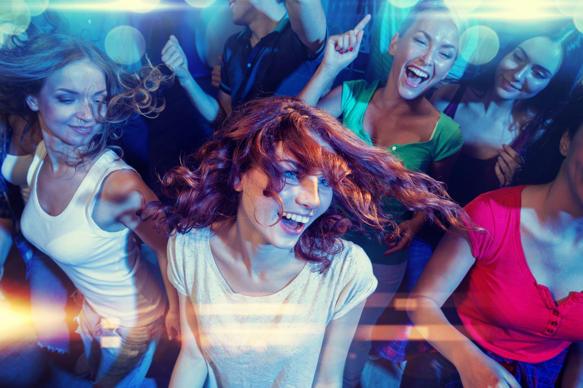 девушки в клубе танцуют фото