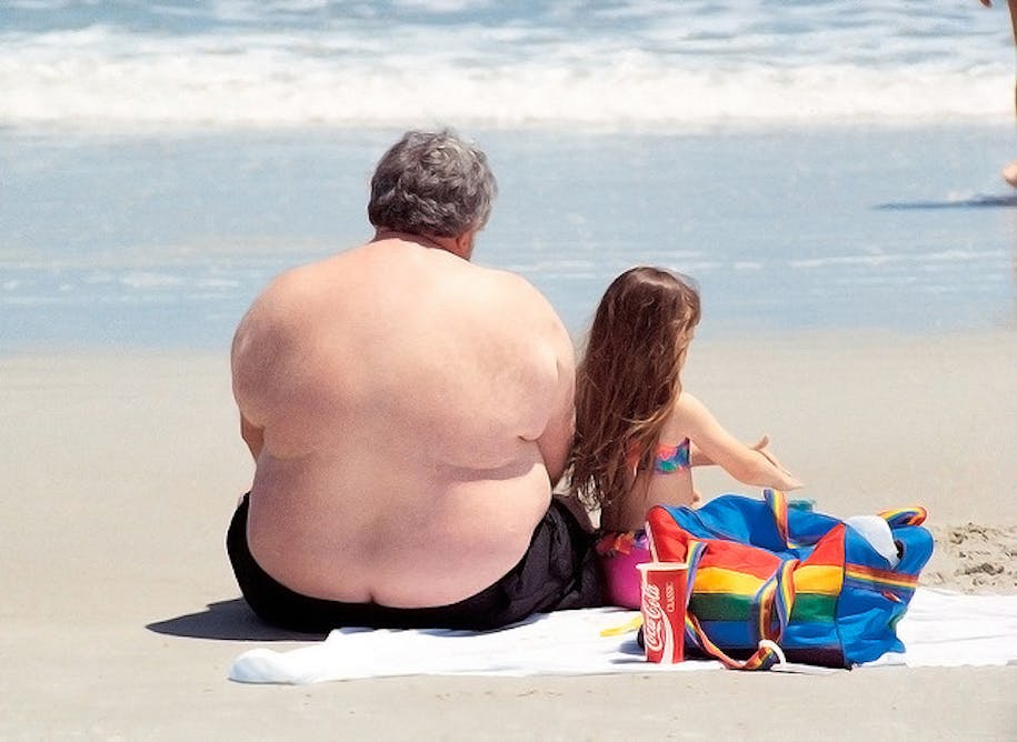 Много толстых мужиков. Жирные на пляже. Жирные люди на пляже.