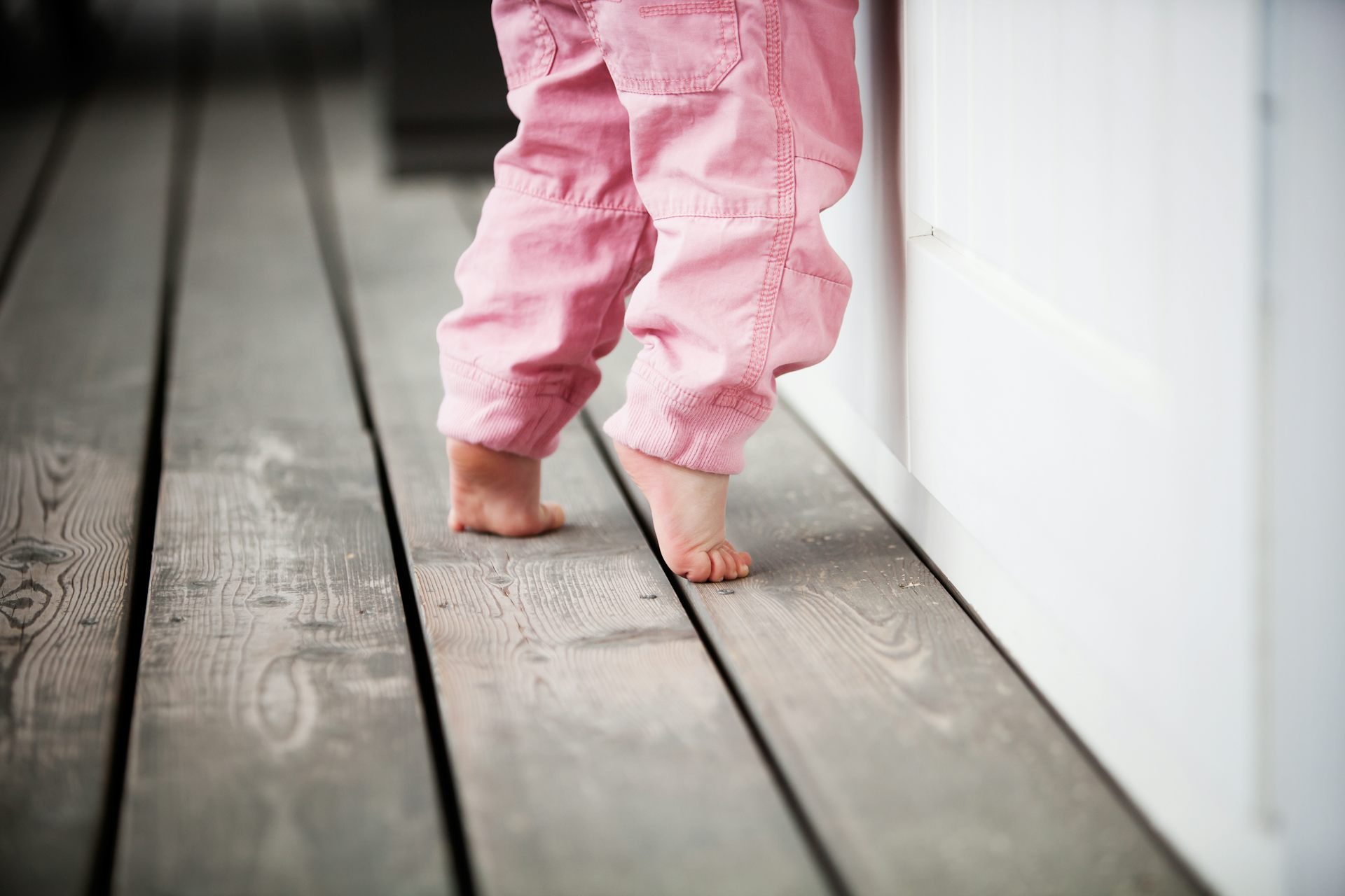2 year old walks on tiptoes