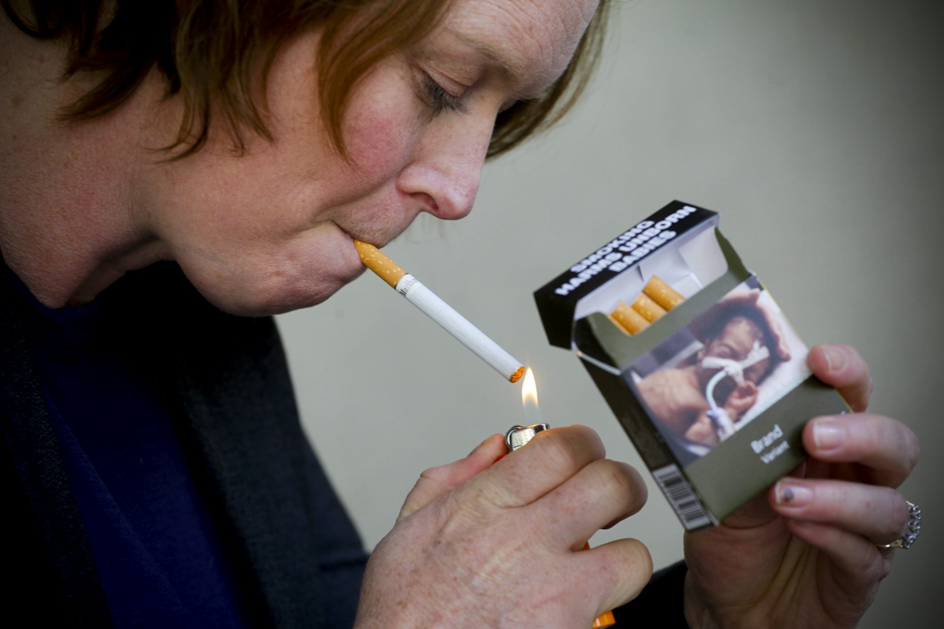 Запах табака какой. Курение сигарет. Сигареты которые курят. Курящий человек.