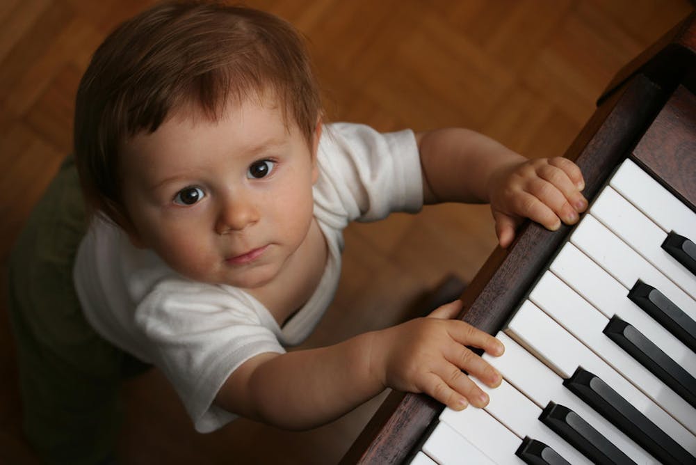 Quand présenter un piano musical à un enfant ?