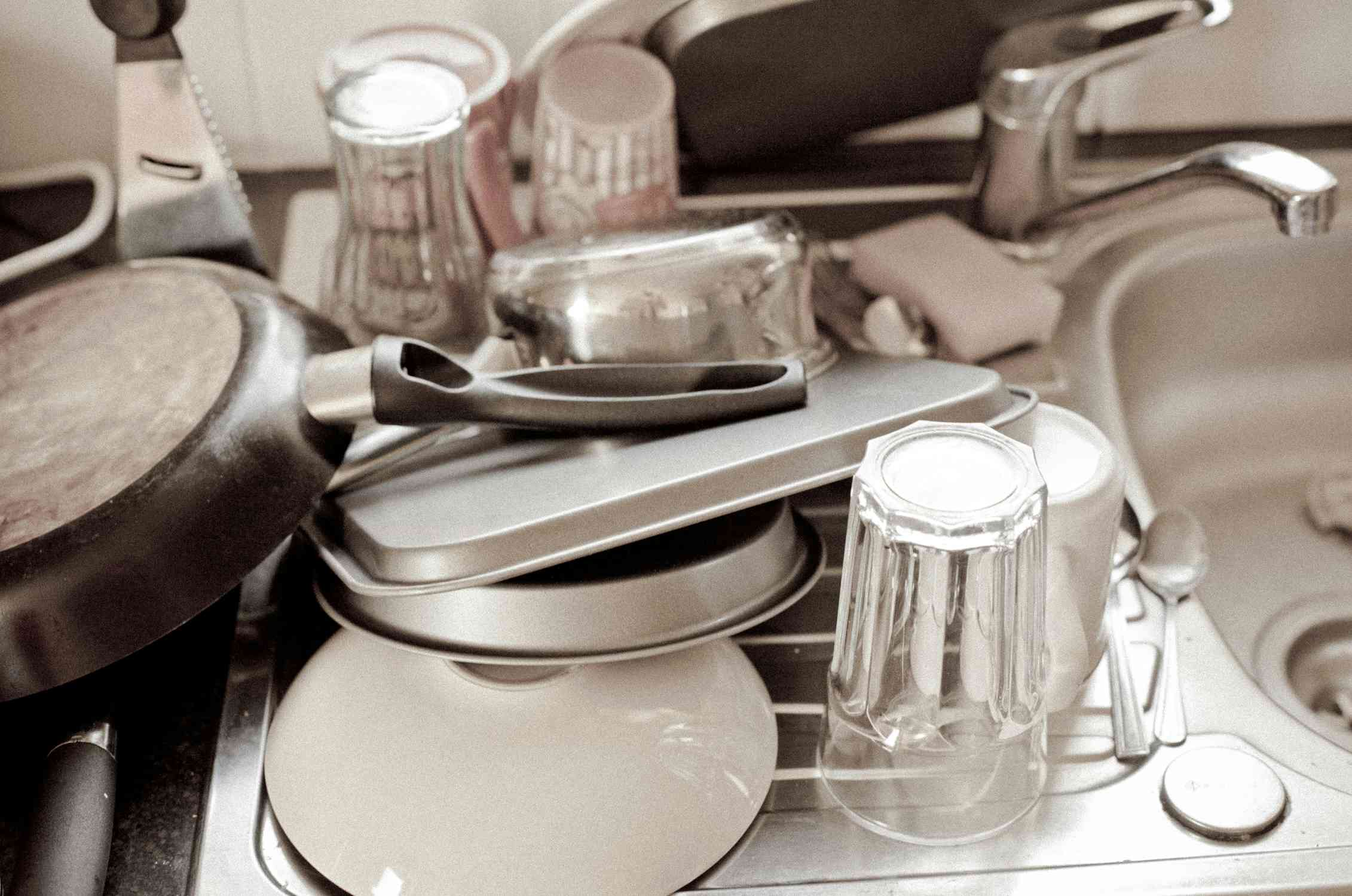 Мыть чужую посуду во сне. Посуда d hfrfdbzt. Грязная посуда. Много посуды в раковине. Грязная и чистая посуда.