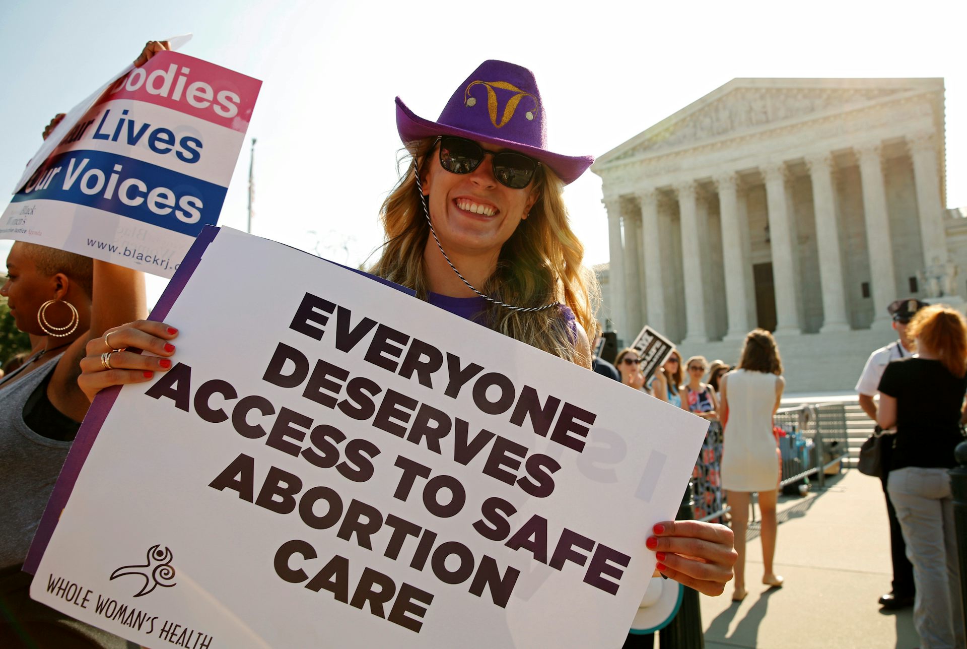 Un Trapped Supreme Court strikes down Texas law limiting abortion