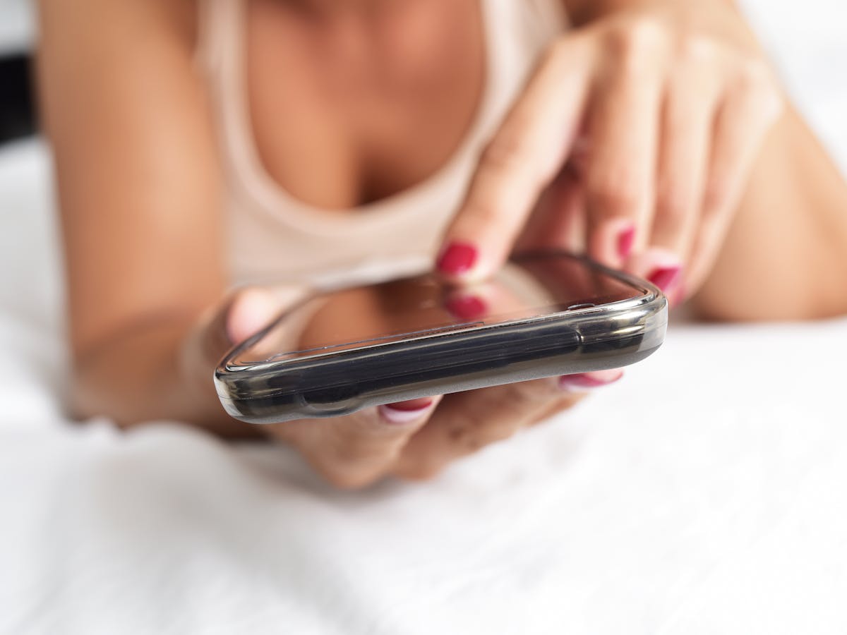 Does sexting bring you closer?
