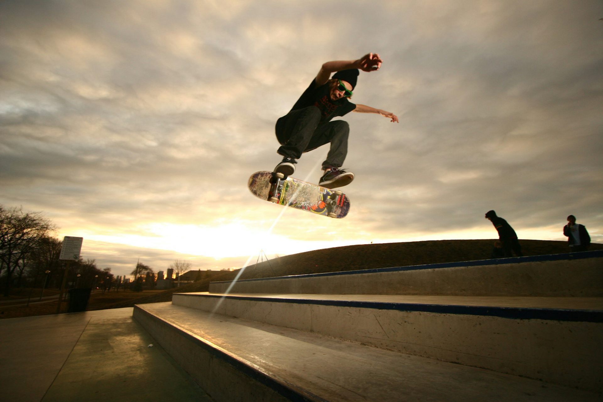 Skateboarding. Олли скейт. Слайд на скейте. Лёгкие трюки на скейте. Профессиональный скейтбординг.