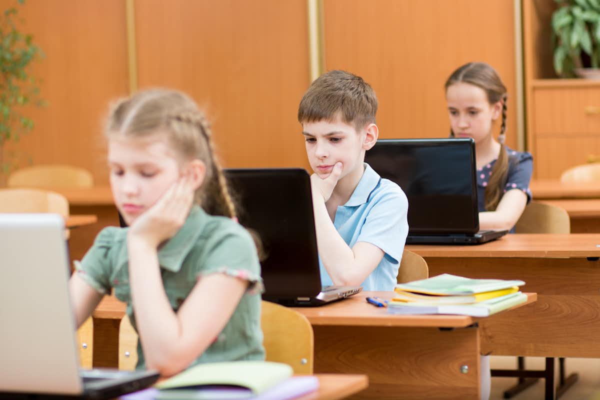 После школы сидим. Дети за компьютером в школе. Компьютер в школе. Ученик за партой. Дети в школе за партой.