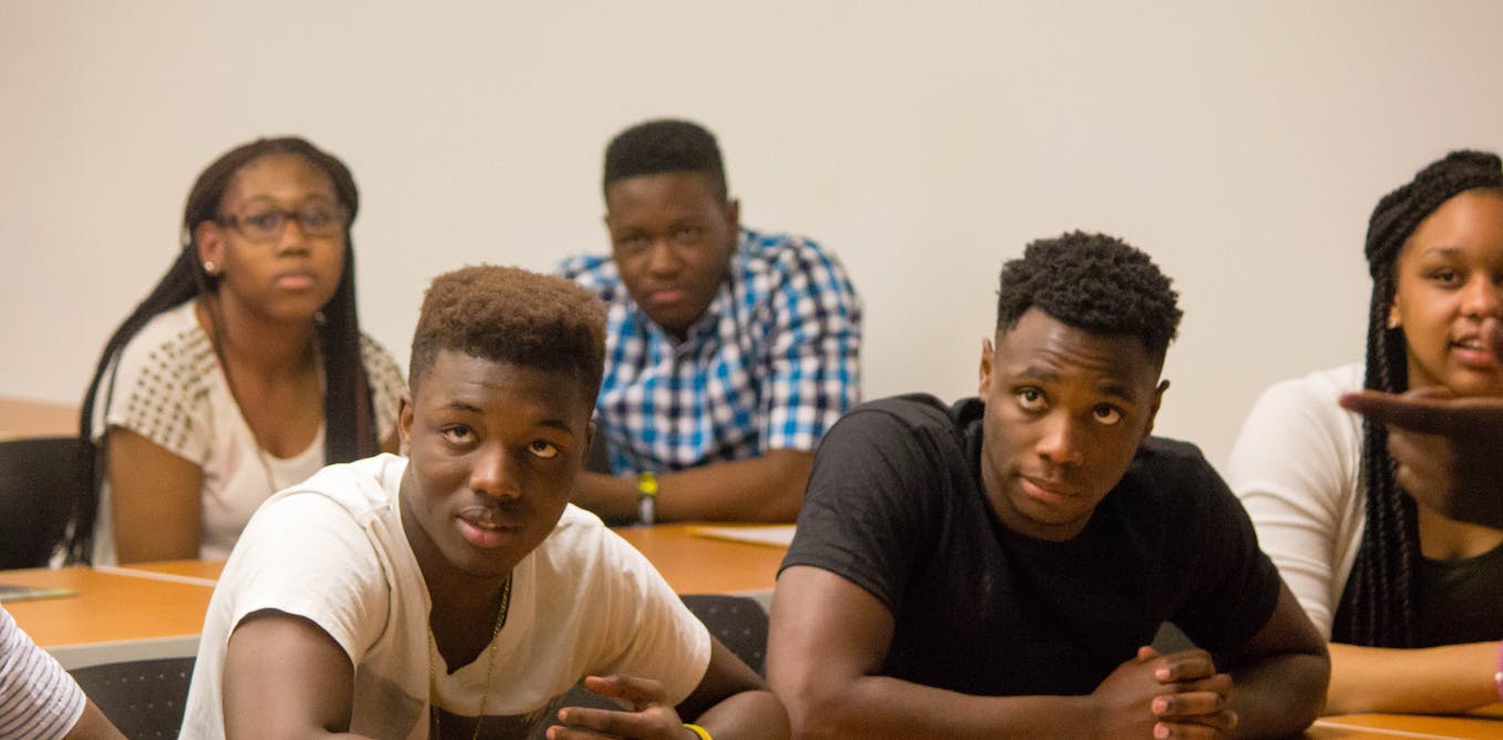 Gather their. Африкан Американ. Африканские студенты. Афроамериканцы в школе США. Чернокожий студент.