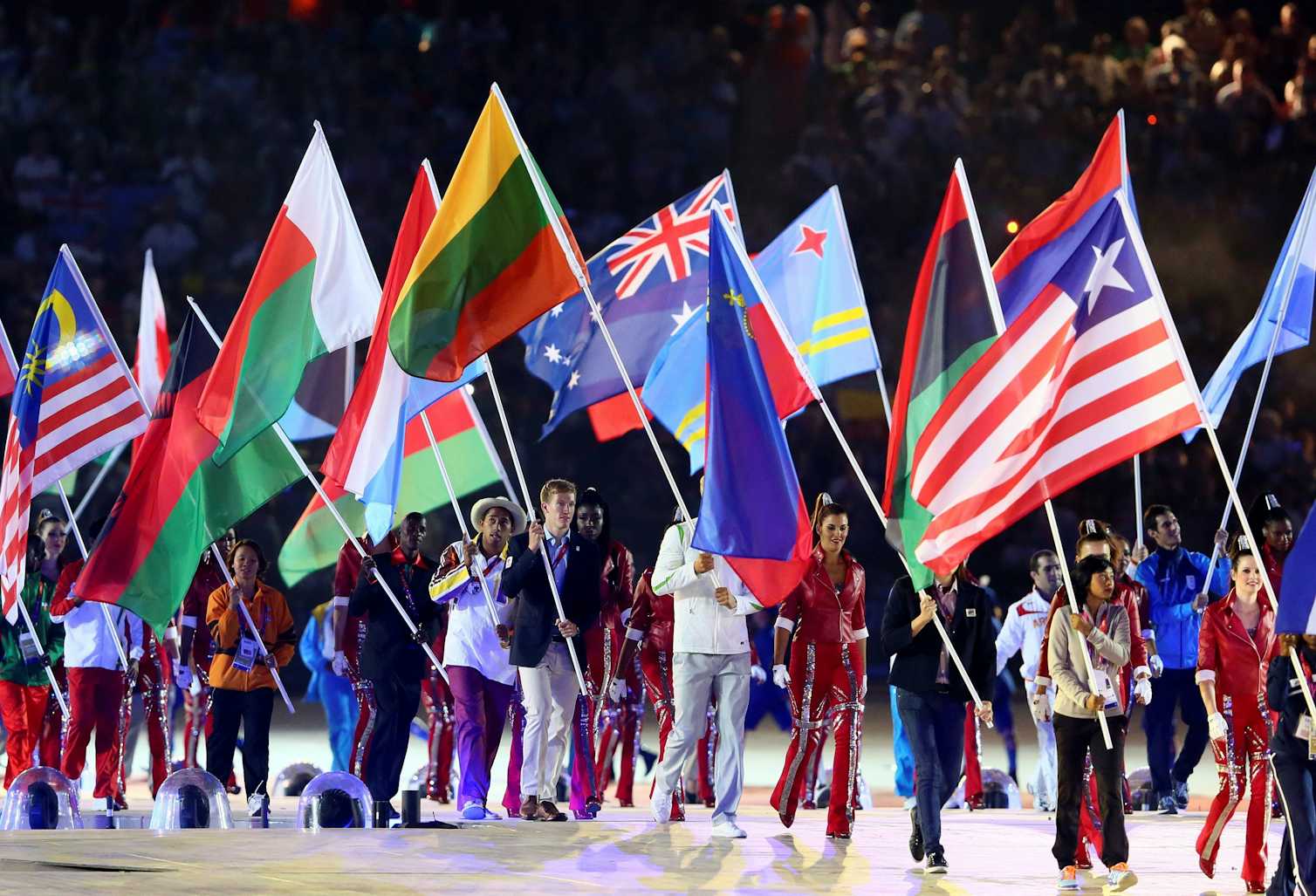 Россия принимает олимпиаду. Современные Олимпийские игры. Спортсмены разных стран. Спортсмен с флагом. Участники олимпиады.