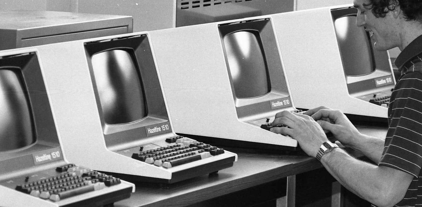 Computer day. Старинный компьютер. Первый компьютер. Компьютеры прошлого века. Старые ЭВМ.