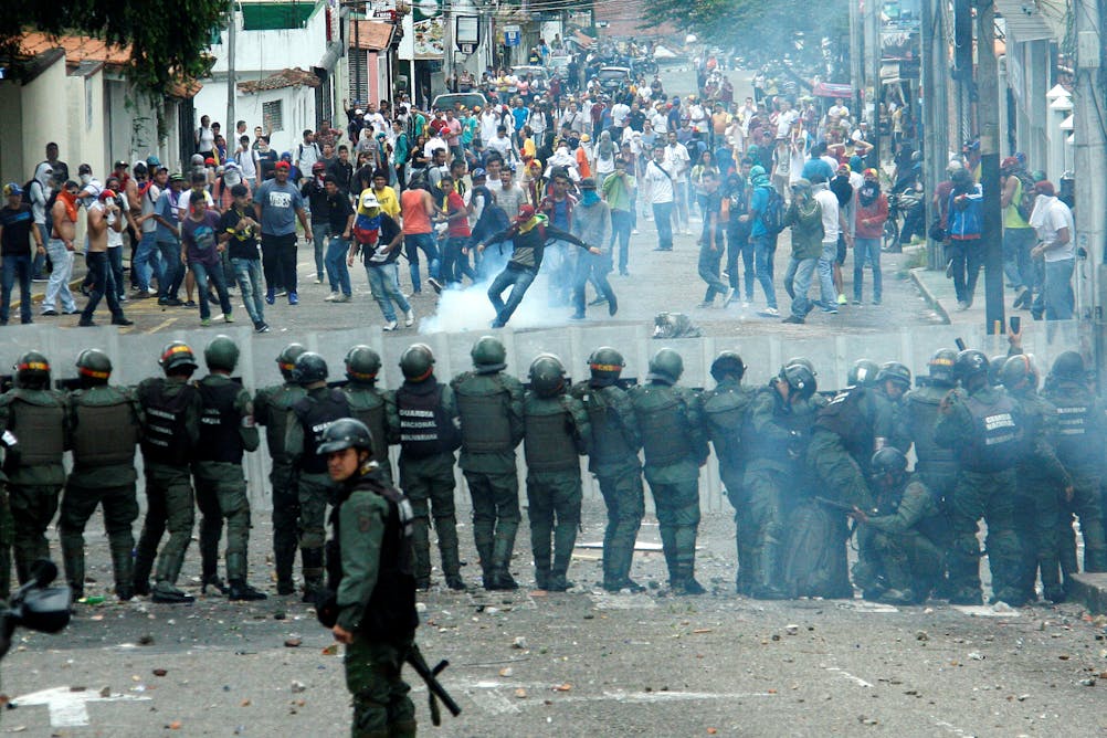 Массовые беспорядки ответственность. Венесуэла революция 2019. Массовые беспорядки Венесуэлы. Массовые беспорядки полиция.