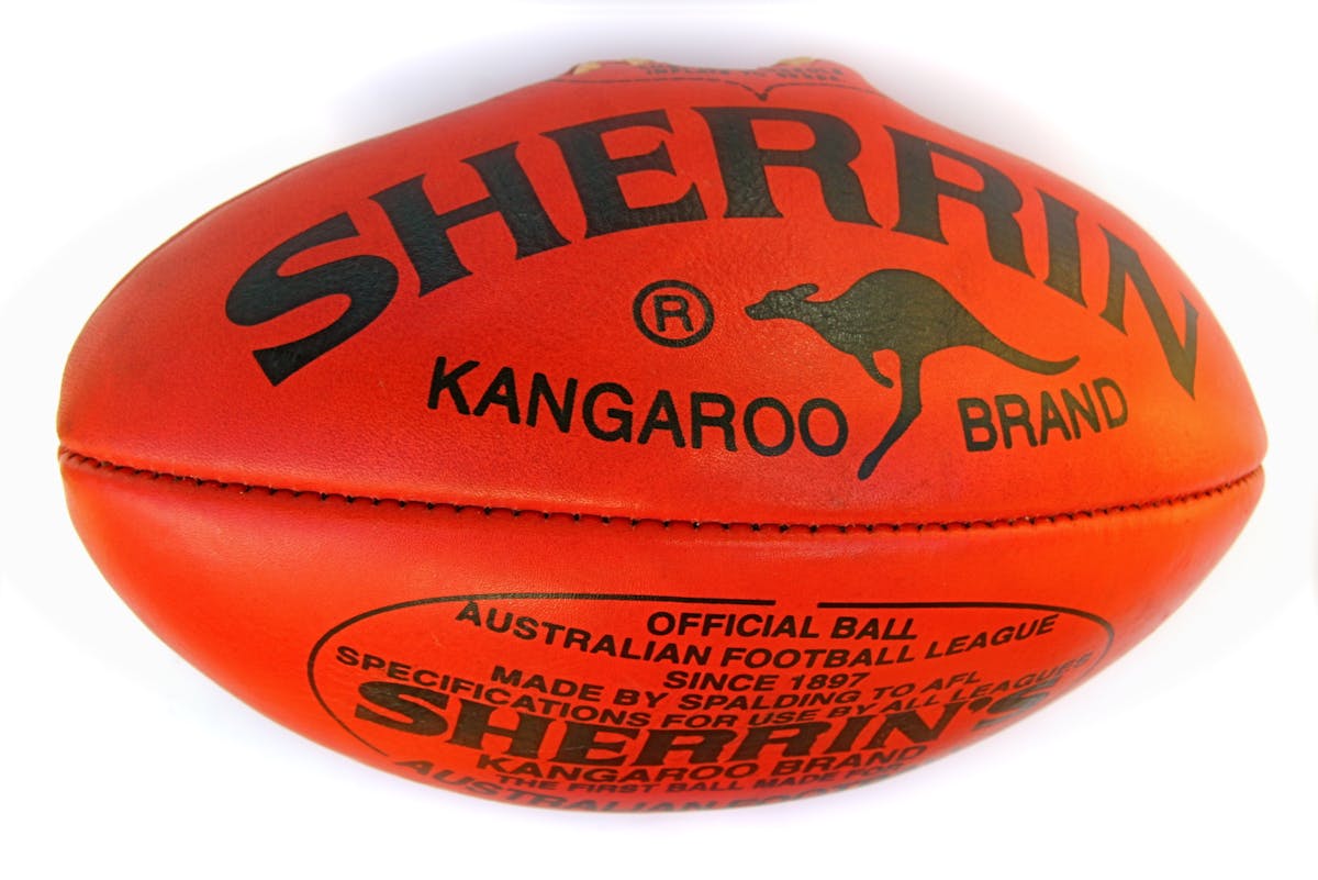jernbane kredsløb Klæbrig On the ball: does the AFL need to design a better footy?