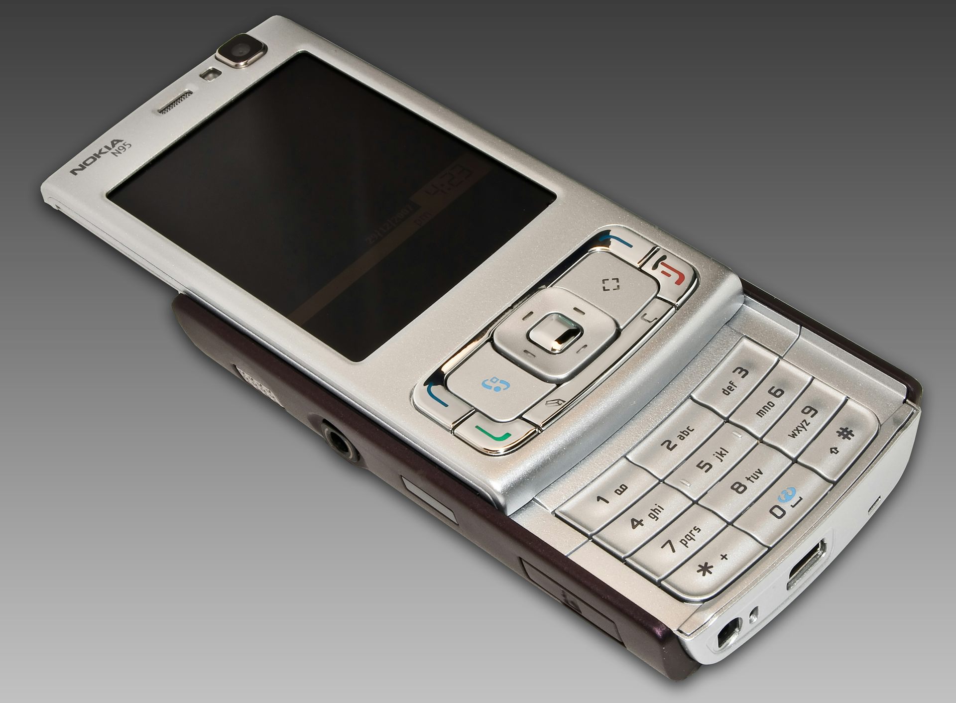 お買い得新作NOKIA N95 グローバル版 スマートフォン本体