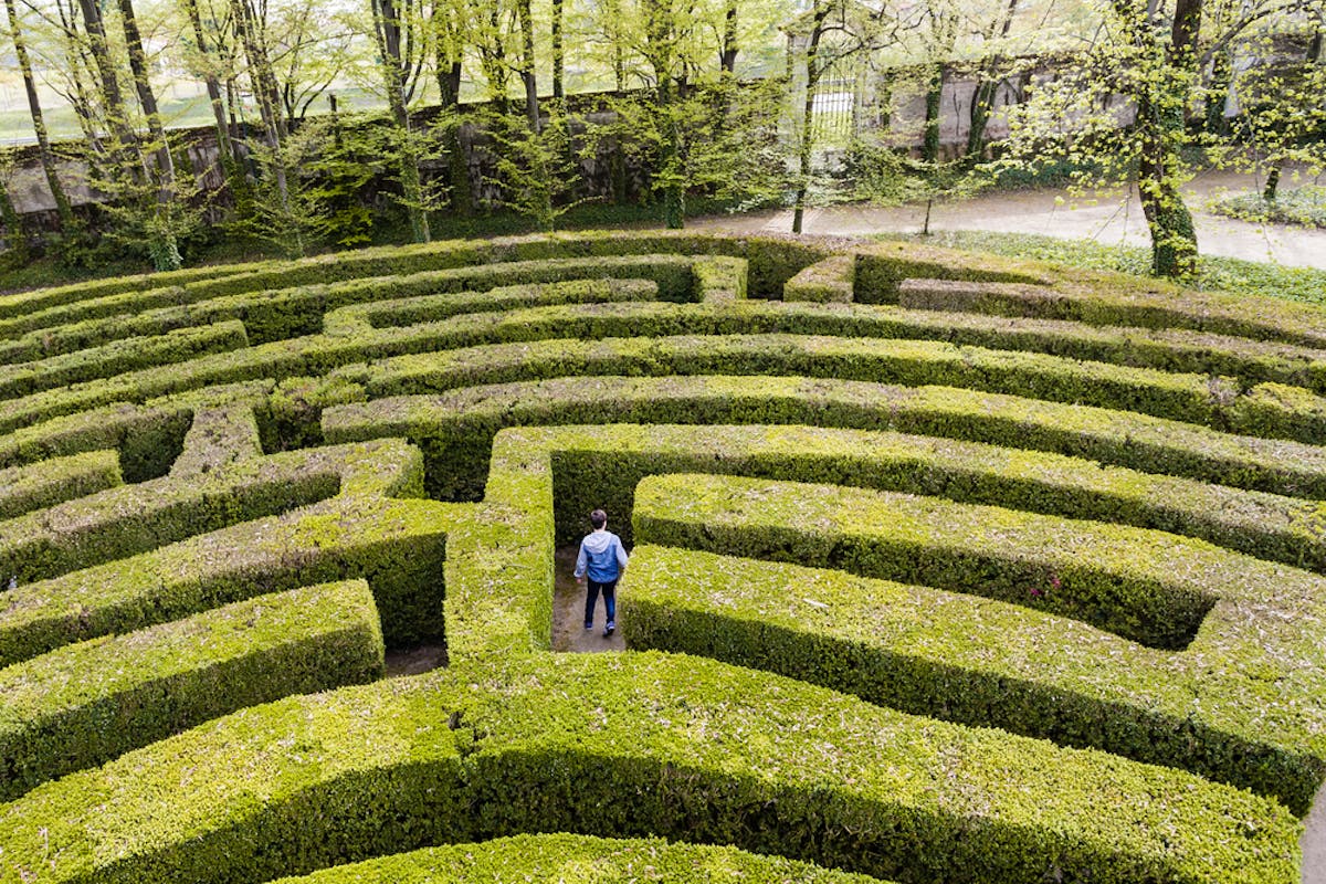 How To Escape A Maze According To Maths - does the maze hunter game in roblox still exist