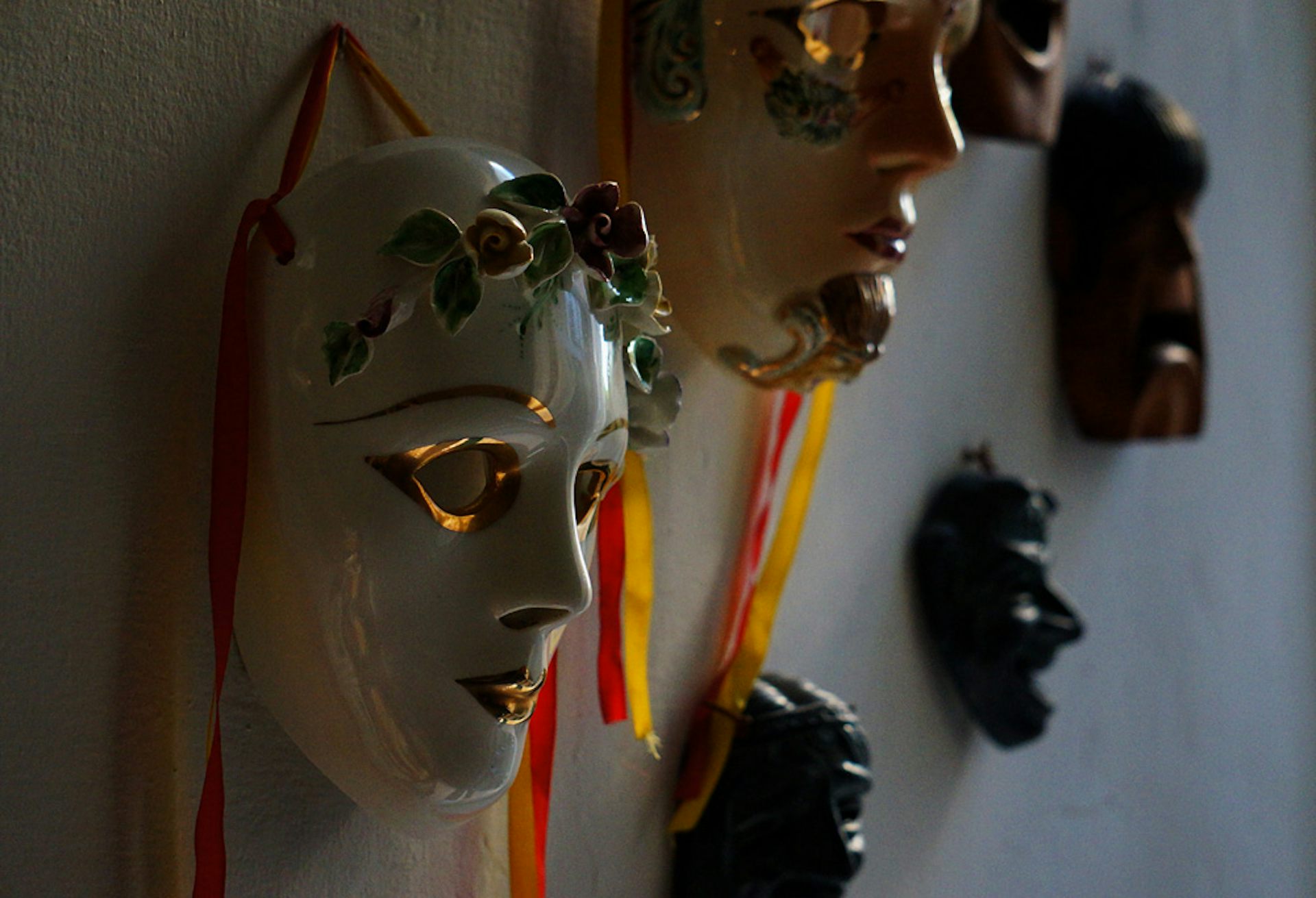 Are You Really Anonymous Online Your Friends On Twitter May Give You Away