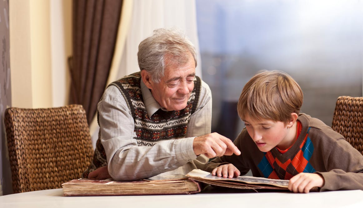Включи про дедушку. Дедушка и внук. Дедушка учит внука. Старики и дети. Рассказывает историю.