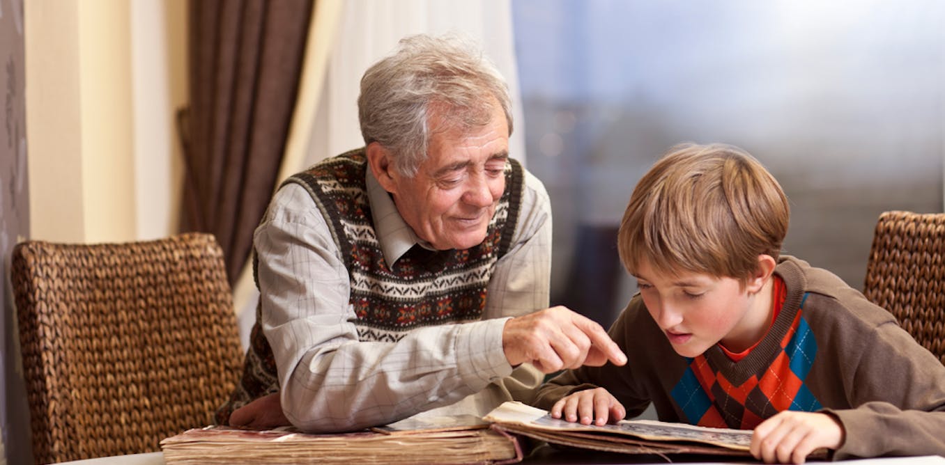 Рассказать историю своей семьи. Дедушка и внук. Дедушка учит внука. Старики и дети. Рассказывает историю.