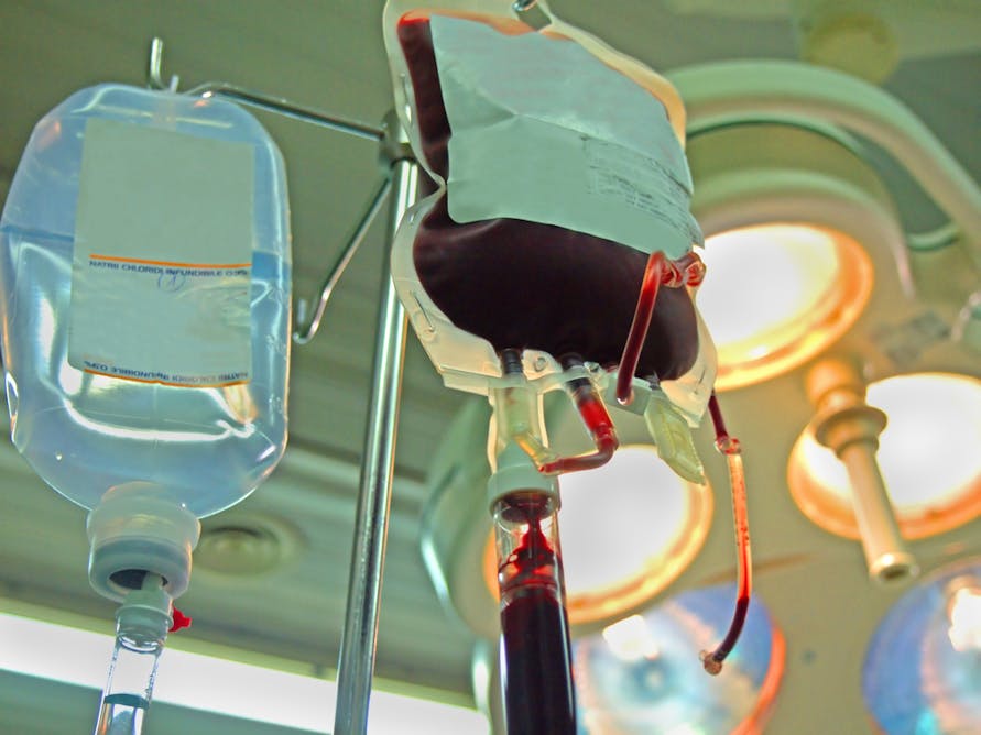 Переливание крови спасло жизнь. Гемотрансфузия. Капельница для переливания крови.