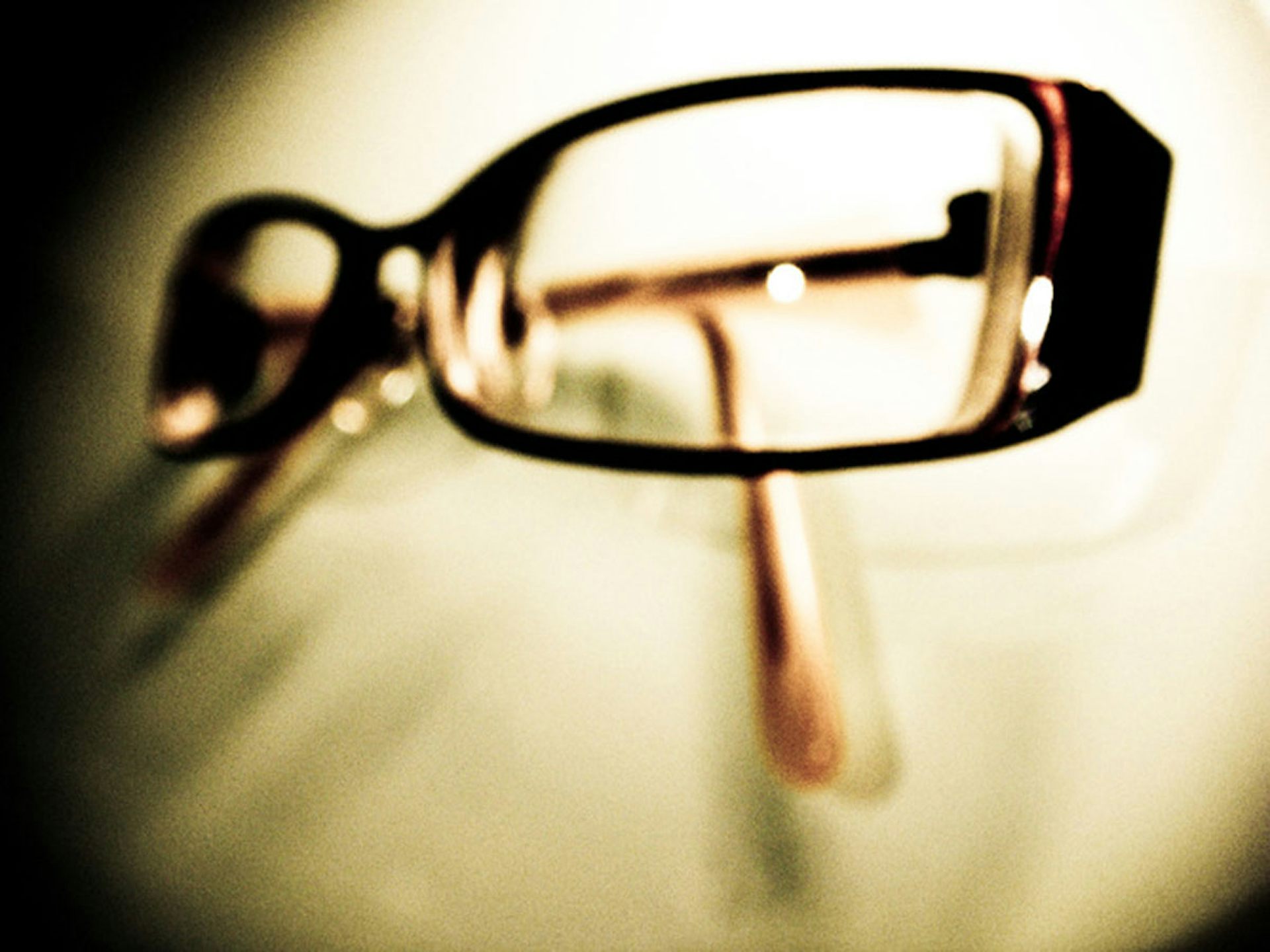 Where are the glass. Невидимые очки. Невидимка в очках. Часы невидимка с очками. Очки невидимые фото.
