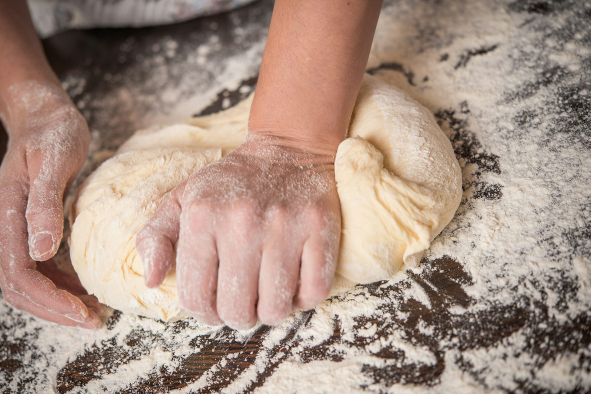 Как замешивать тесто видео. Руки тесто. Человек месит тесто. Руки месят тесто. Хлеб тесто руки.