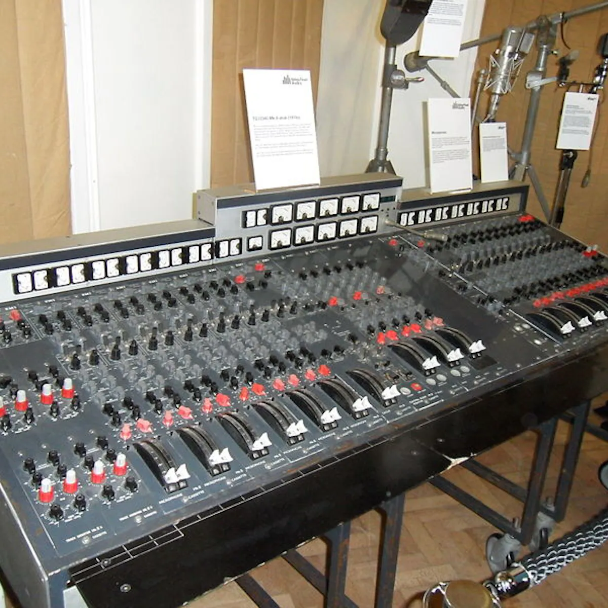 Pink Floyd S 1 8m Desk Shows Timeless Appeal Of Analogue Sound Pink Floyd S 1 8m Desk Shows Timeless Appeal Of Analogue Sound