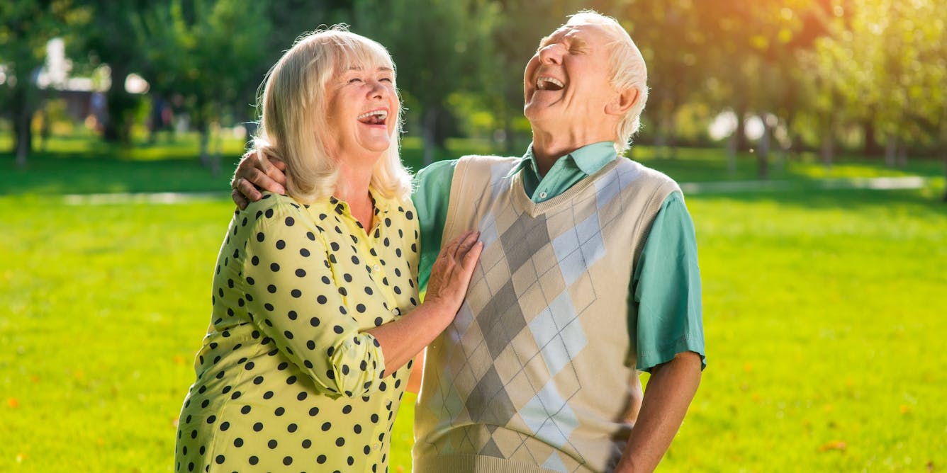 Пожилой смех. Смеющийся старик. Счастливые пенсионеры. Старик улыбается. Положительные эмоции пожилых.
