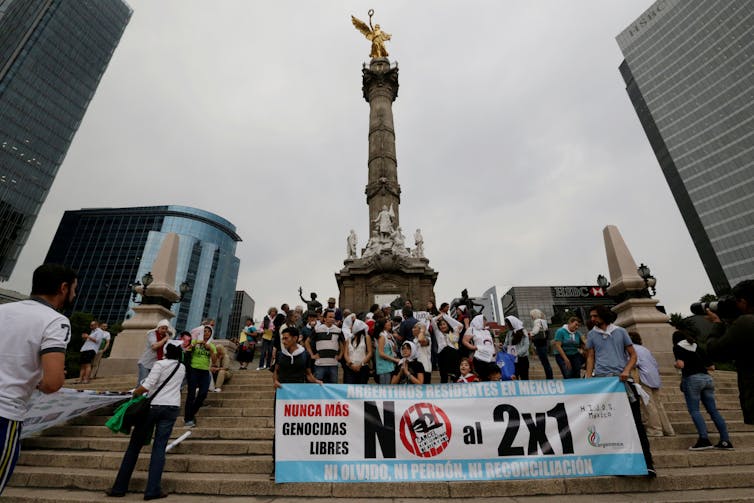 Furia en Argentina despues del juicio que da indulto a un criminal de la Guerra Sucia