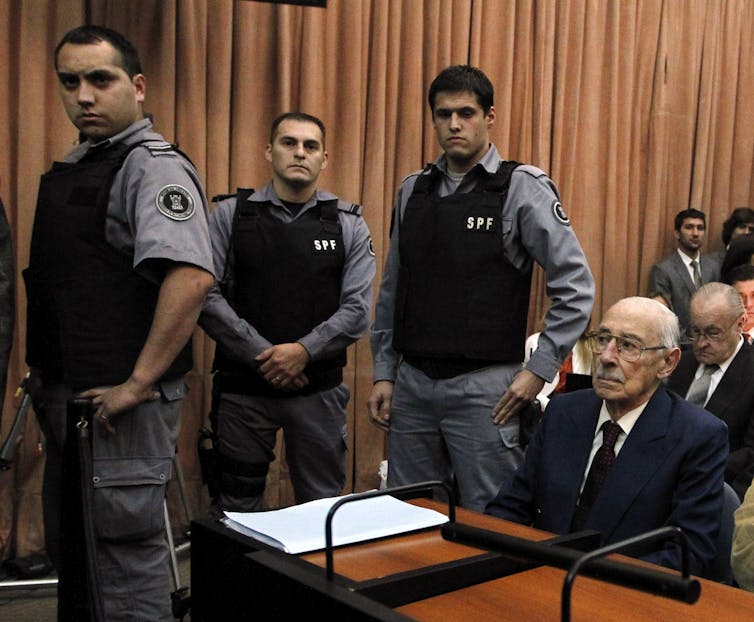 Furia en Argentina despues del juicio que da indulto a un criminal de la Guerra Sucia