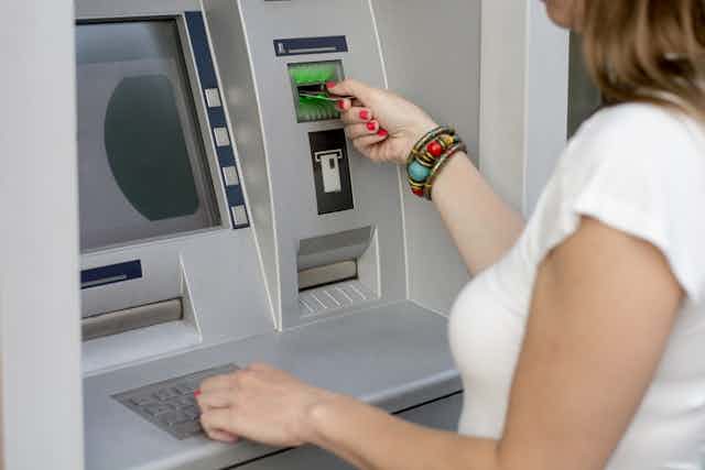 Bisakah Saya Menarik Uang dari ATM Bank Lain?