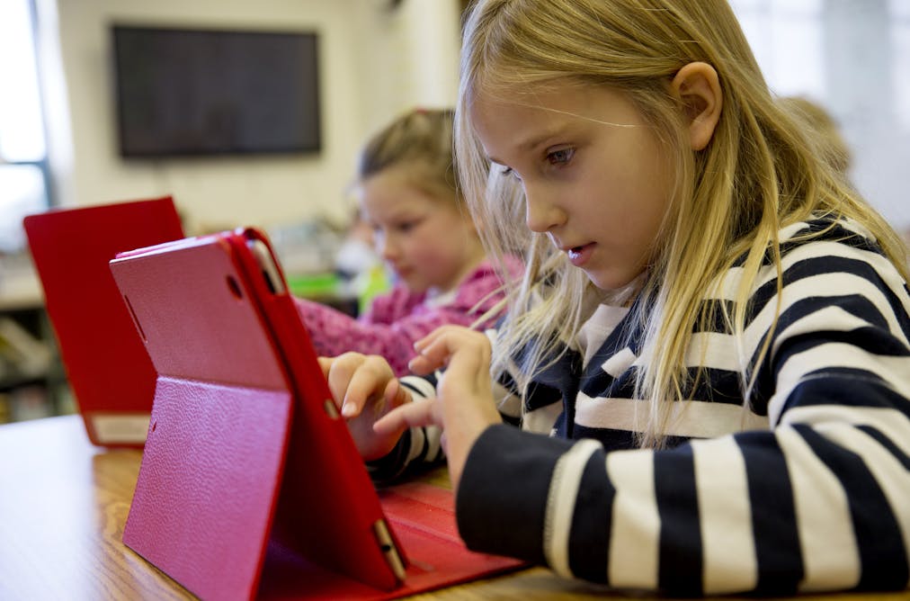 new federal program tackles spiraling costs of college textbooks
