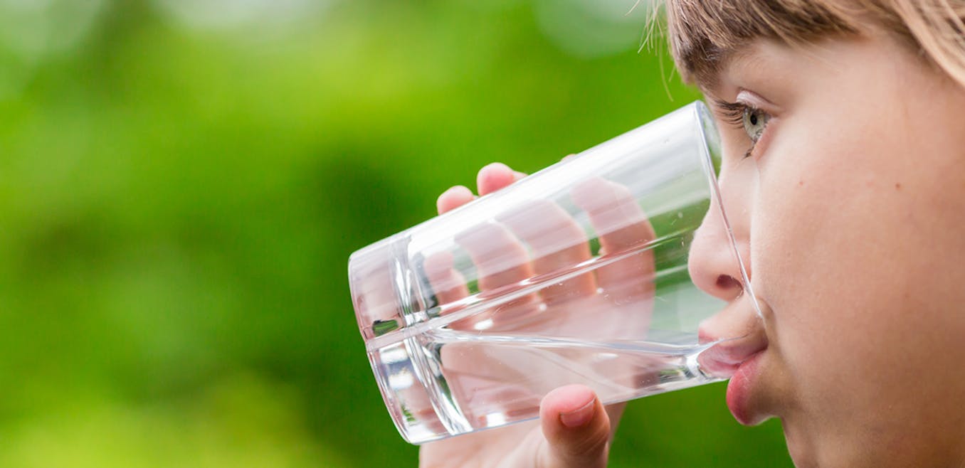 Игра пей воду. Дети воды. Пить воду. Человек пьющий воду. Ребенок пьет.