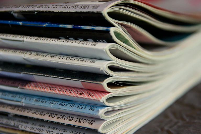 Une pile de magazines.