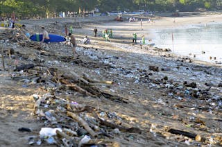 Bagaimana Indonesia Bisa Melawan Pencemaran Plastik