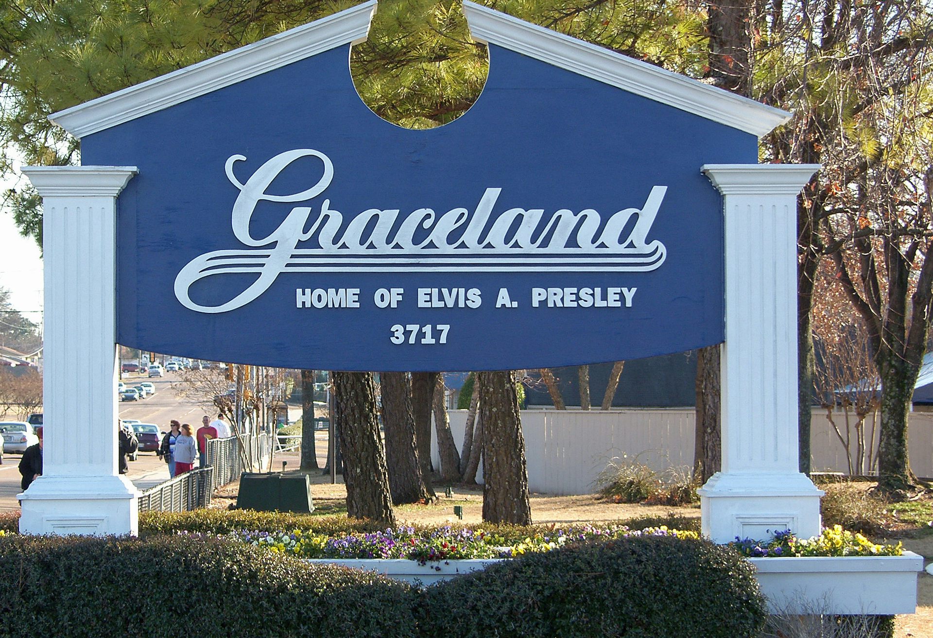 How far is 2025 graceland from tupelo