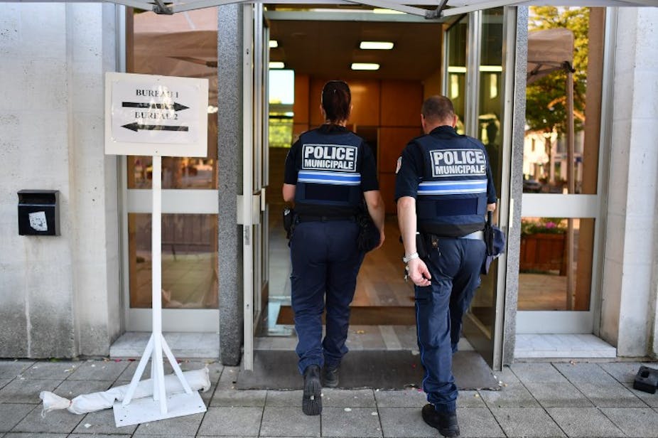 Deux policiers datant
