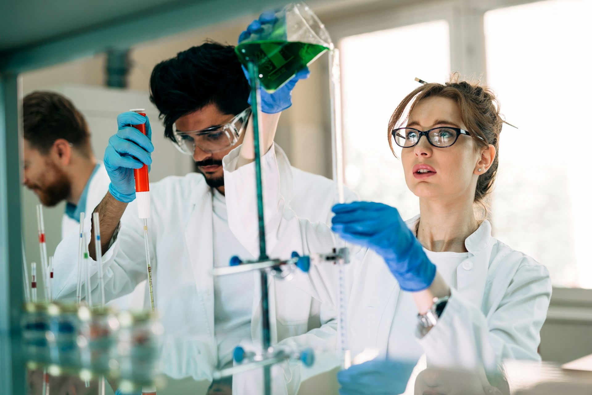 Научное исследование. Женщина ученый. Ученые в лаборатории. Профессия лаборант. Работник лаборатории.