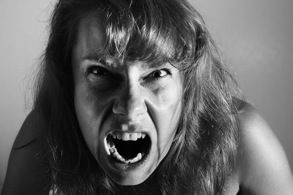 Woman scream. Злая женщина. Женщина злость. Женщина в истерике. Женщина в гневе.