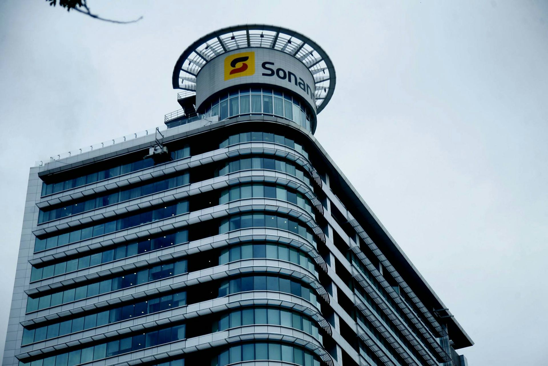Angola’s Oil Giant Faces a Reckoning Amid Debt and Divestment