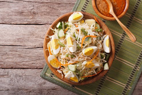 Bahasa gado-gado 'a break from' norma sosial dan tabu yang mengekang