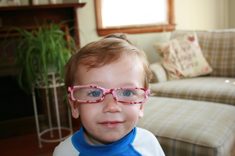 Curious Kids: How do glasses help you see?