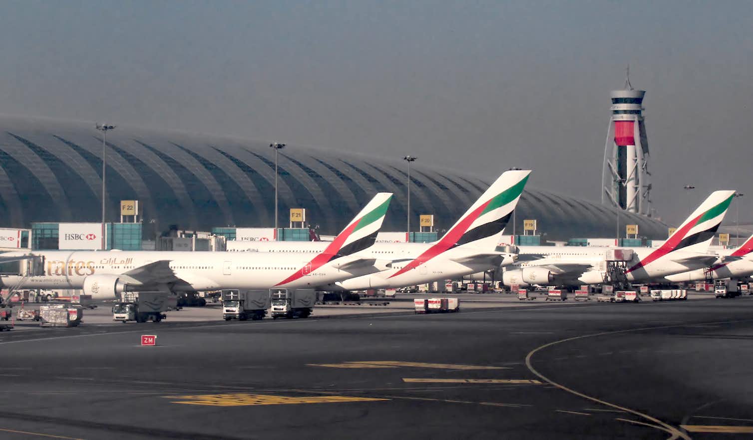 Аэропорт дубая закрыт. Аэропорт Дубай. Пассажиропоток аэропорта Дубай. Старый аэропорт Дубая. Аэропорт Дубай 1972 год.